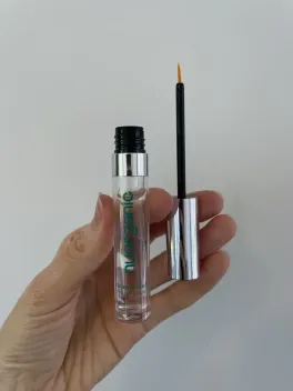 NuOrganic Cosmic Lash open applicator and brush photographed by The Lash List
