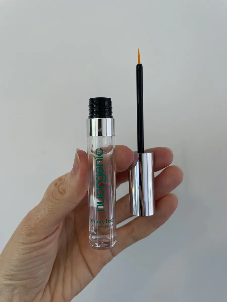 NuOrganic Cosmic Lash open applicator and brush photographed by The Lash List